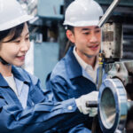 作業をしている男女