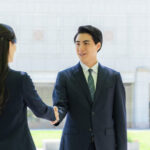 握手している男性と女性