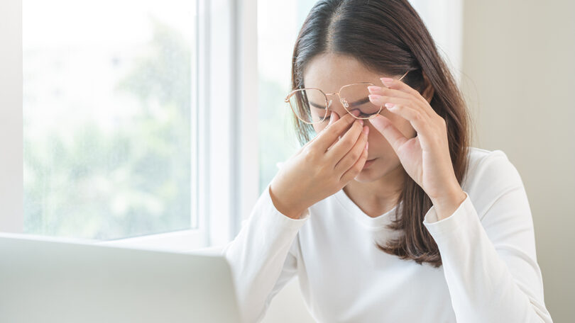 悩む女性