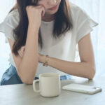 悩んでいる女性